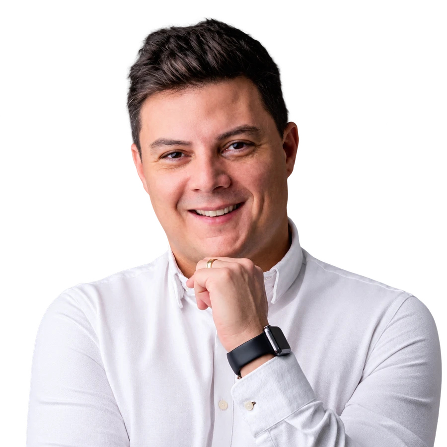 Francisco Brandão sorrindo, em retrato sem fundo